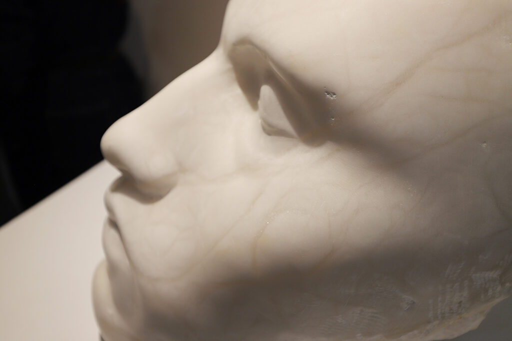 Exposición "LUZ Y SOMBRA. Alabastro esculpido"